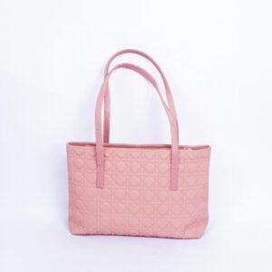 Chic pink tote bag isolated on a white background, perfect for fashion themes.
